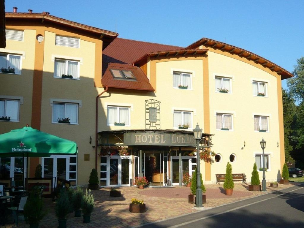 Hotel Lukacs Superior Kazincbarcika Dış mekan fotoğraf