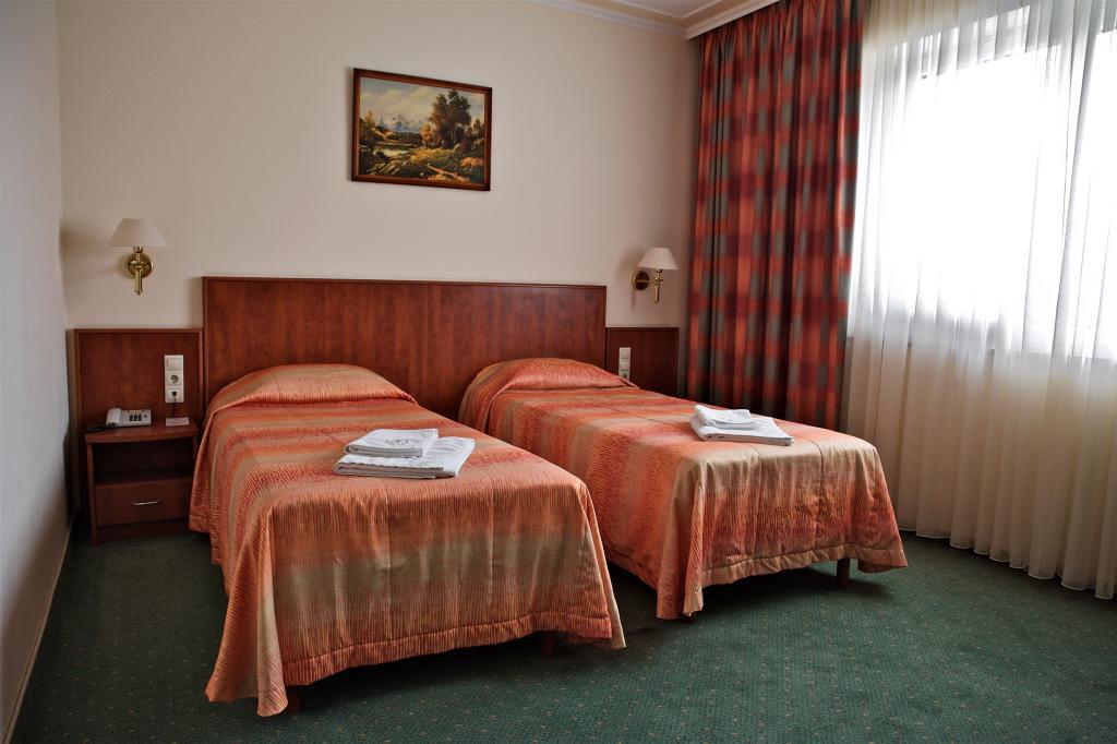 Hotel Lukacs Superior Kazincbarcika Oda fotoğraf