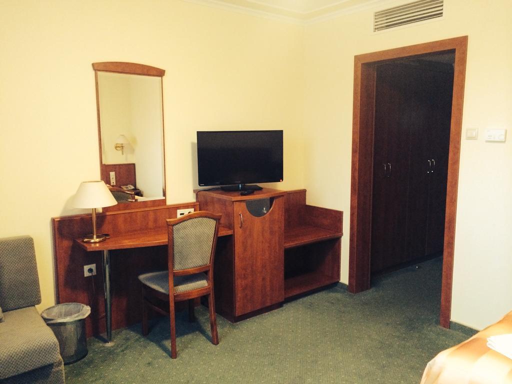 Hotel Lukacs Superior Kazincbarcika Oda fotoğraf